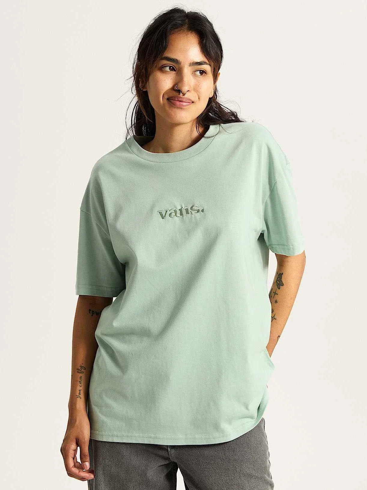 VANS - W ESSENTIAL OS TEE Gray Olive VANS - W ESSENTIAL OS TEE Gray Olive