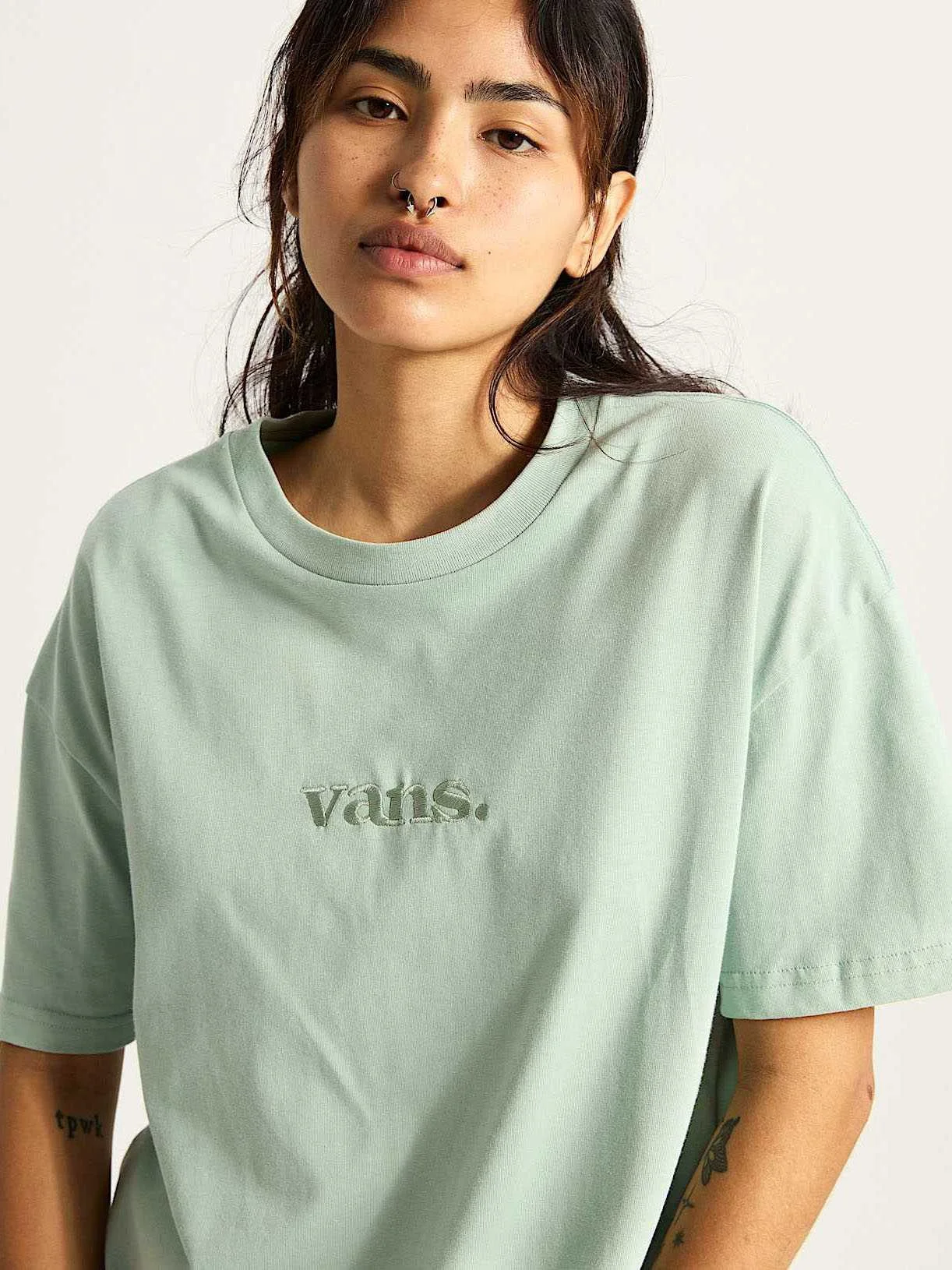 VANS - W ESSENTIAL OS TEE Gray Olive VANS - W ESSENTIAL OS TEE Gray Olive