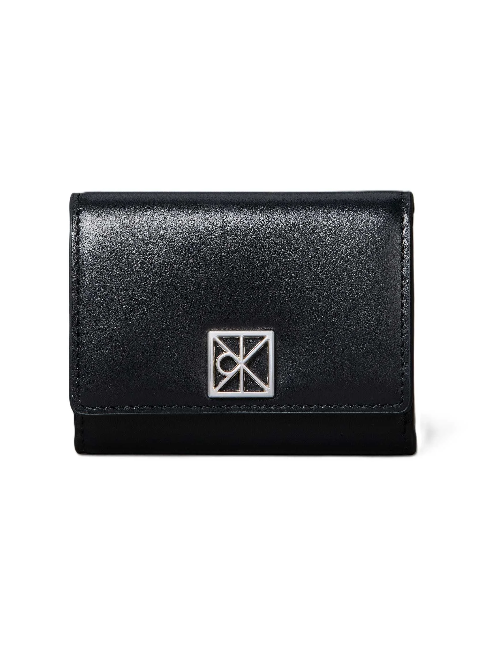 Calvin Klein - EMBLEM HW MEDIUM TRIFOLD Calvin Klein - EMBLEM HW MEDIUM TRIFOLD