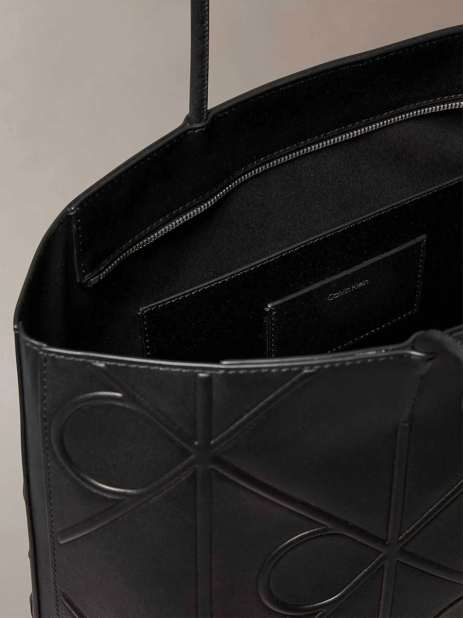 Calvin Klein - EMBLEM AOP EMBOSSED... Calvin Klein - EMBLEM AOP EMBOSSED...