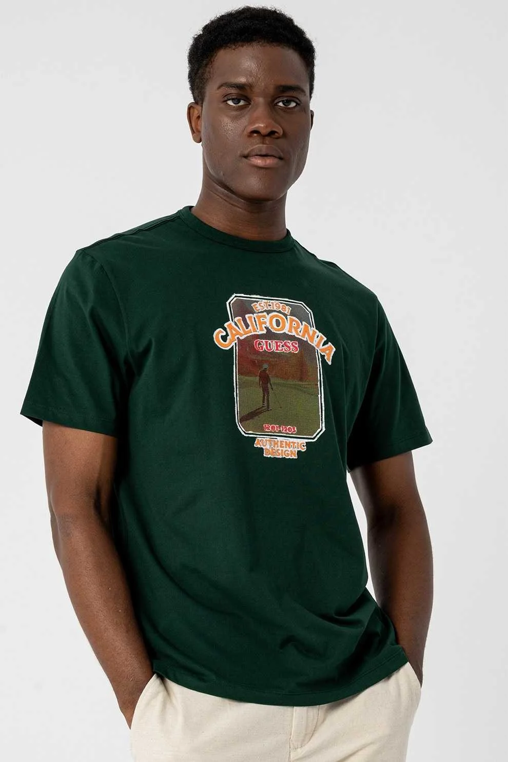 GUESS - SS CN PANORAMA HD LOGO TEE GUESS - SS CN PANORAMA HD LOGO TEE
