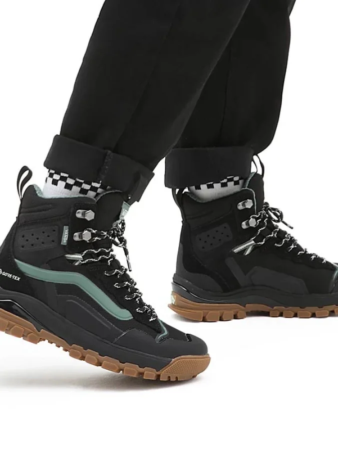 VANS - UA UltraRange EXO Hi...