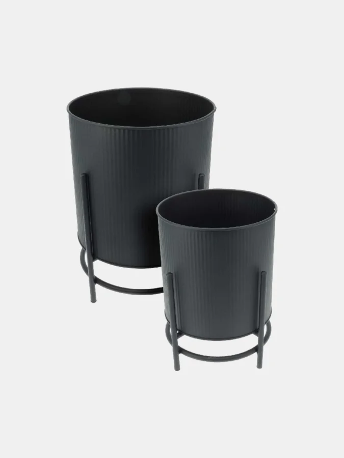 FLOWERPOTS ON STANDS BLACK