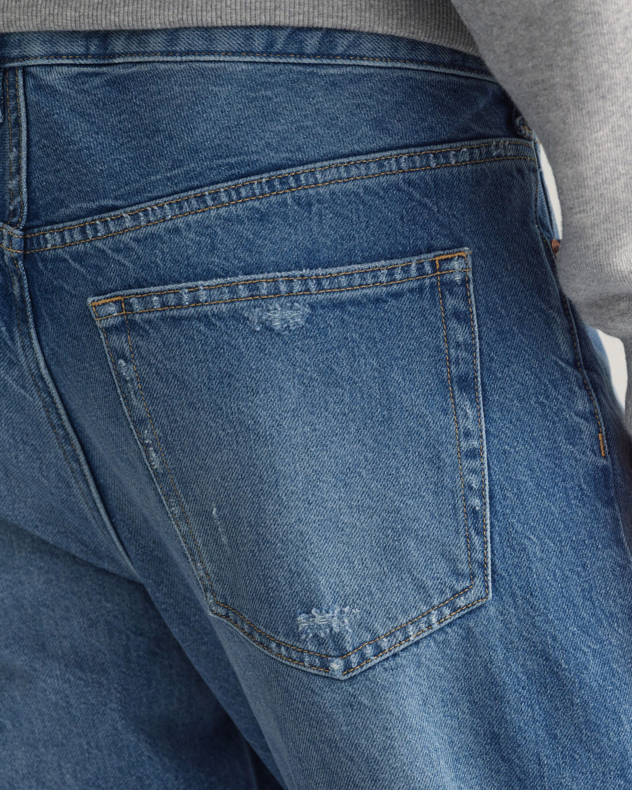 Gant - D1. WORN AND TORN JEANS Gant - D1. WORN AND TORN JEANS