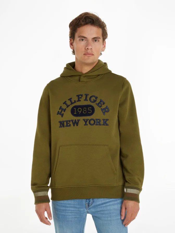 Tommy Hilfiger - MONOTYPE COLLEGIATE... Tommy Hilfiger - MONOTYPE COLLEGIATE...