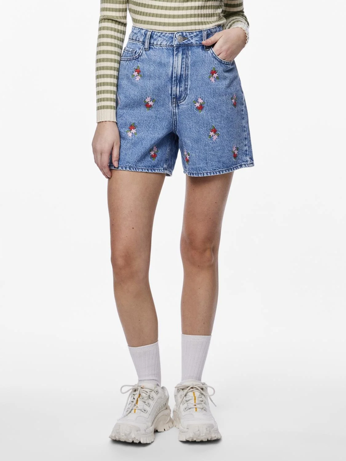Pieces - PCSKY HW EMBROIDERY SHORTS Pieces - PCSKY HW EMBROIDERY SHORTS