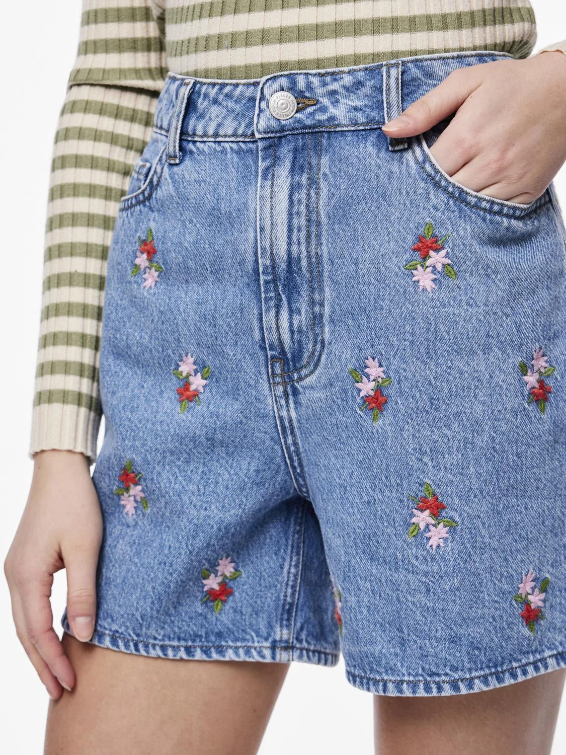 Pieces - PCSKY HW EMBROIDERY SHORTS Pieces - PCSKY HW EMBROIDERY SHORTS