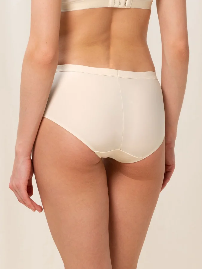 Triumph - Aura Spotlight Maxi 2