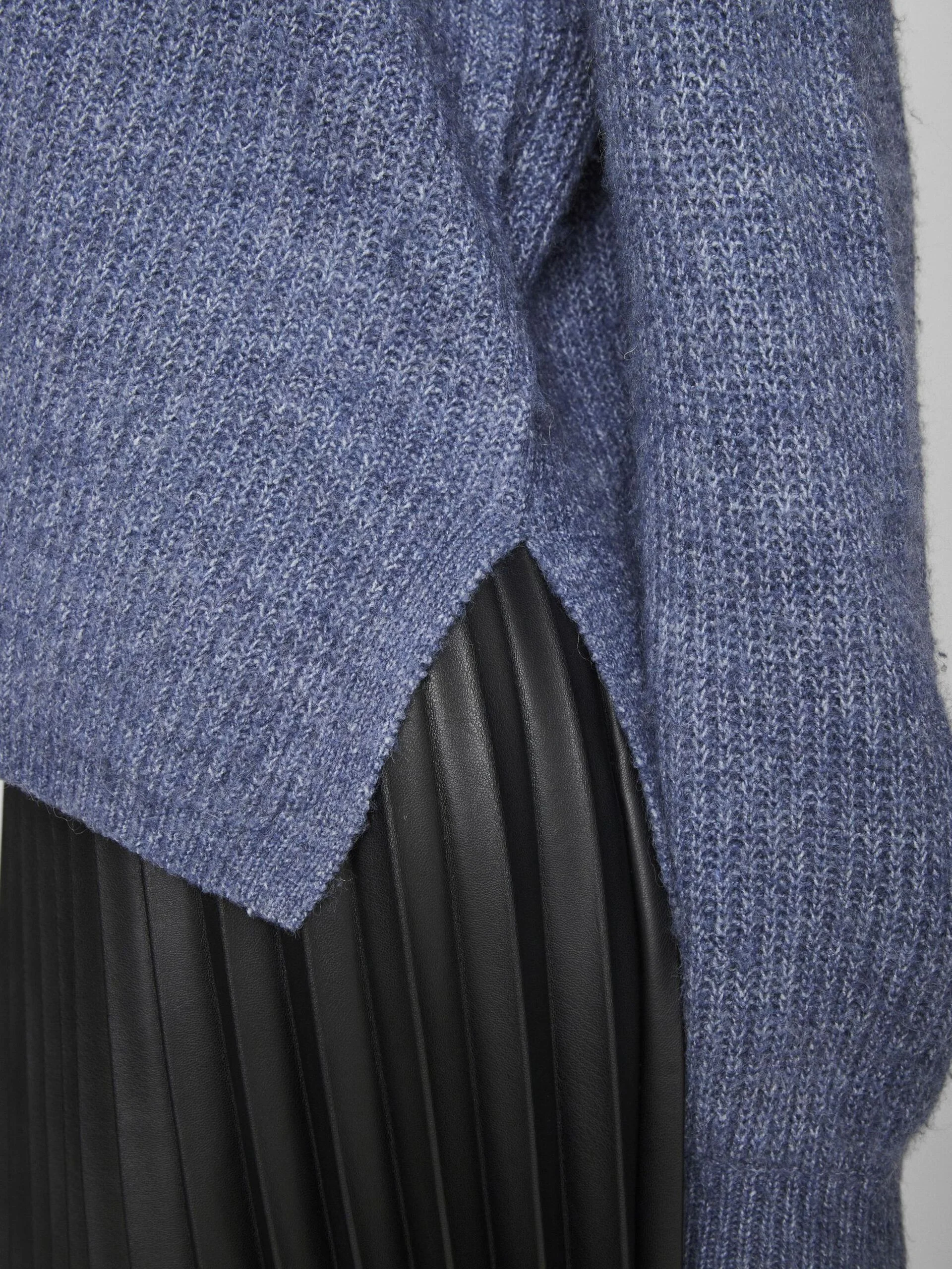 VILA - VIBELUNA V-NECK REV L/S KNIT... VILA - VIBELUNA V-NECK REV L/S KNIT...