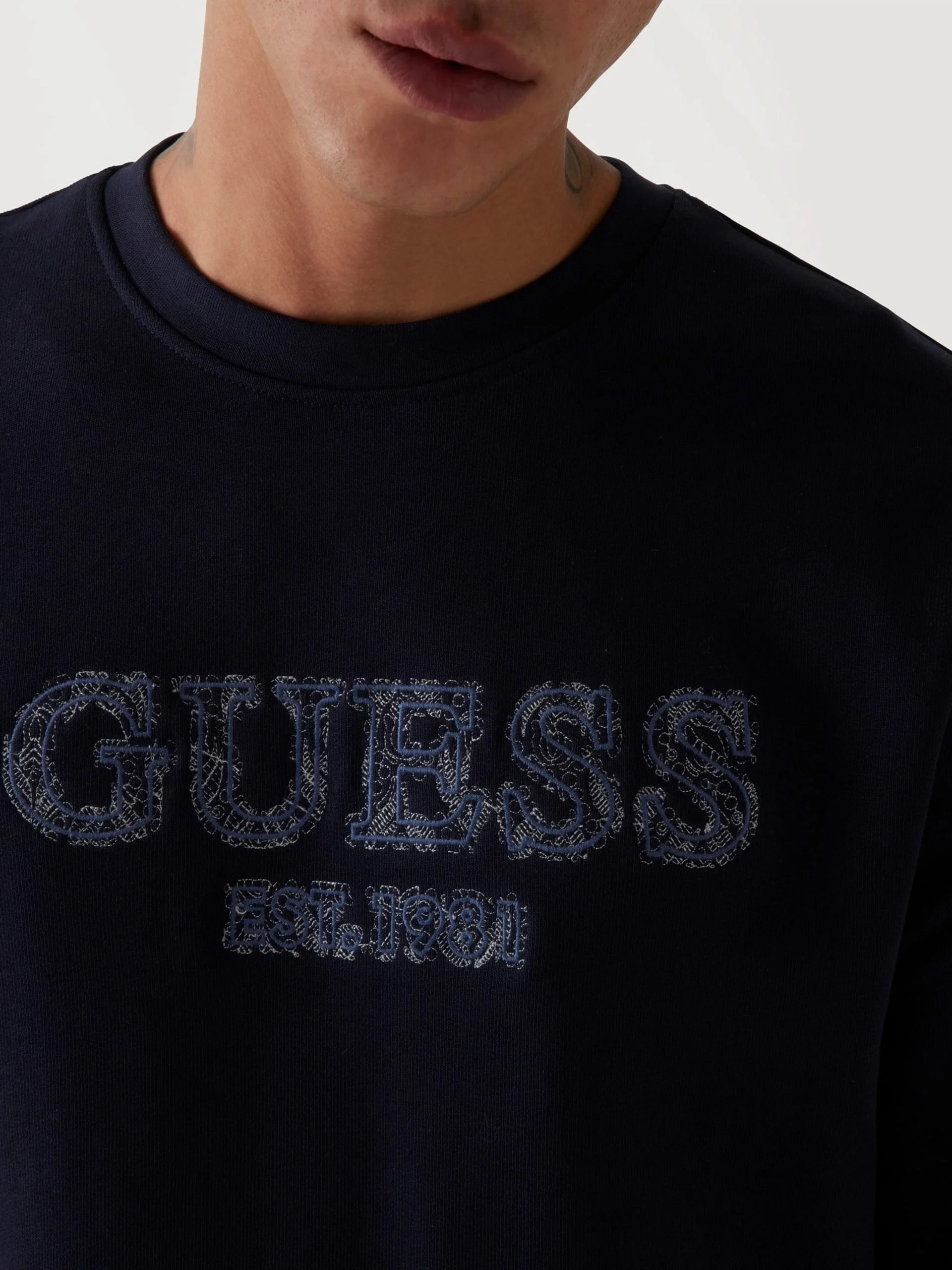 GUESS - CN BASIC LOGO SWEATSHIRT GUESS - CN BASIC LOGO SWEATSHIRT