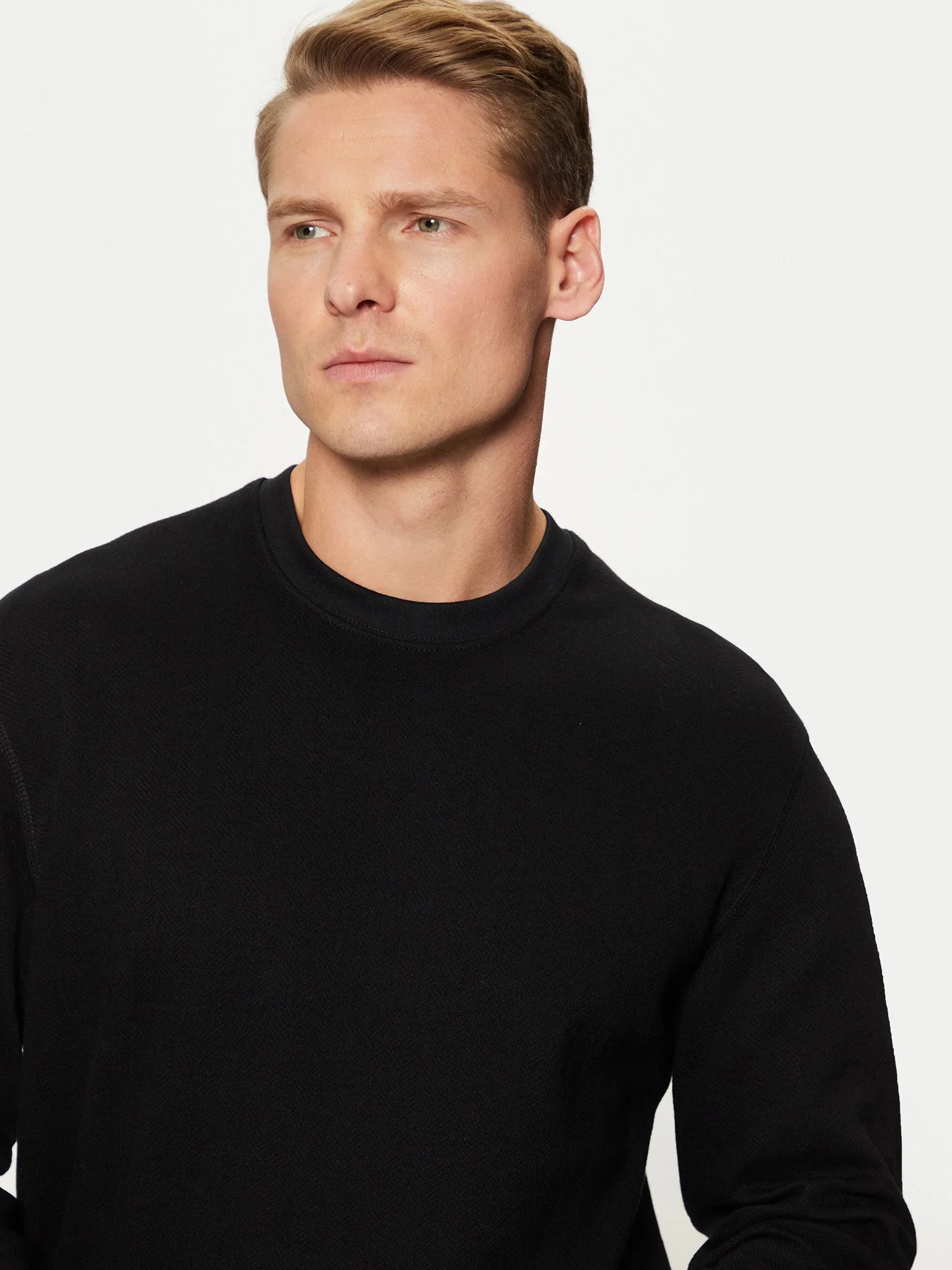 GUESS - CN PLAIN SWEATSHIRT GUESS - CN PLAIN SWEATSHIRT